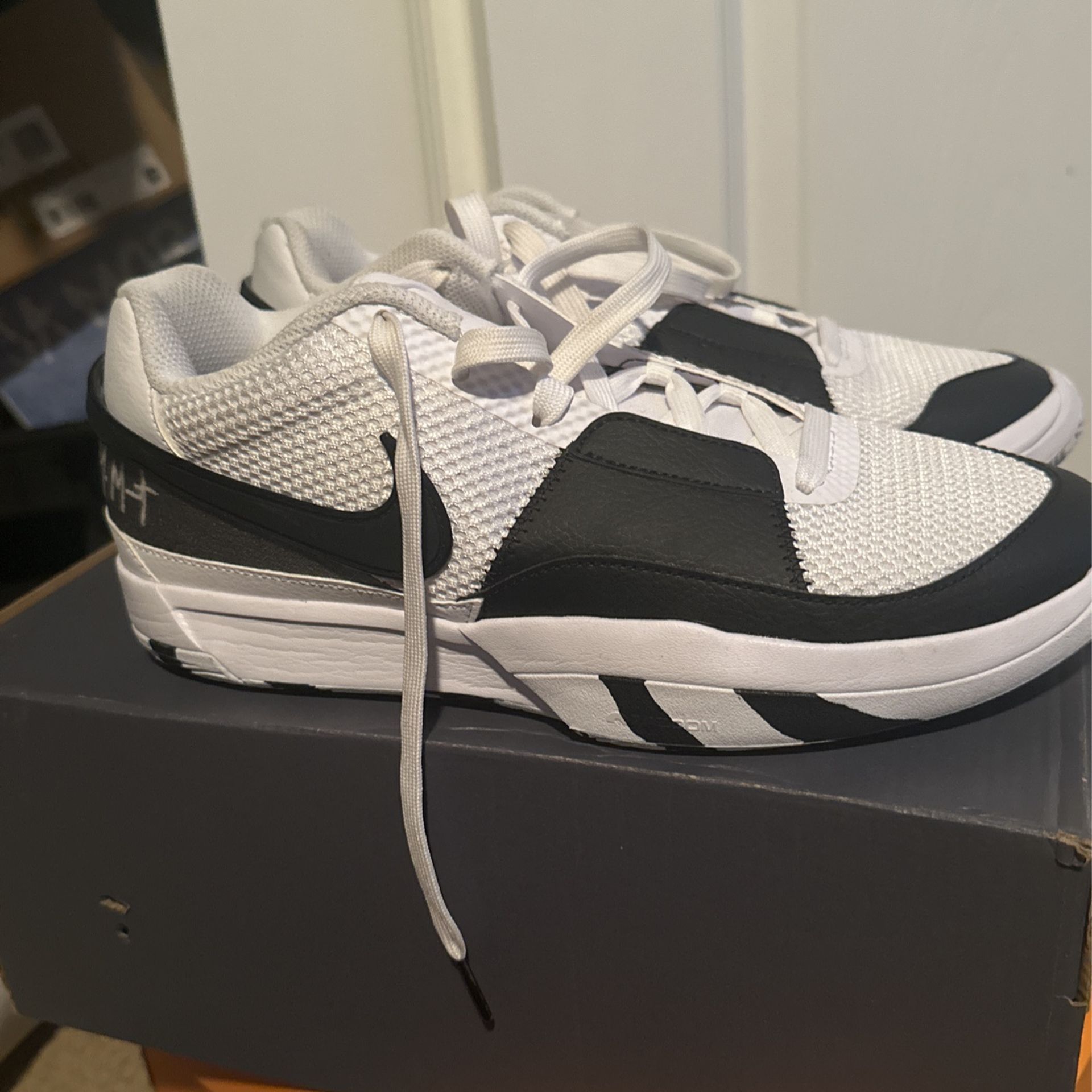 Basketball shoes