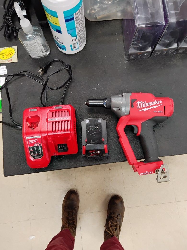 Milwaukee Rivet Gun