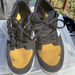 Nike Black And Gold 