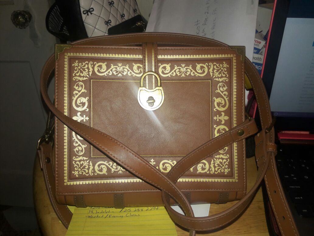 ThinkGeek Olde Book Purse for Sale in Prospect Park, PA - OfferUp