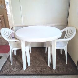 PATIO TABLE W/ UMBRELLA HOLE & PATIO CHAIRS 