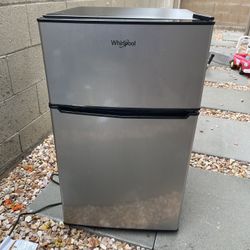 Whirlpool Mini Fridge With Freezer 