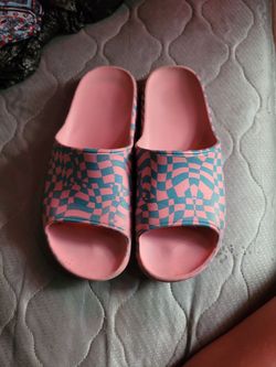 SLIP-ON SANDALS!! Size 8M/10W