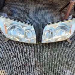 Headlights removed from a 2003 Toyota 4runner (Parts)