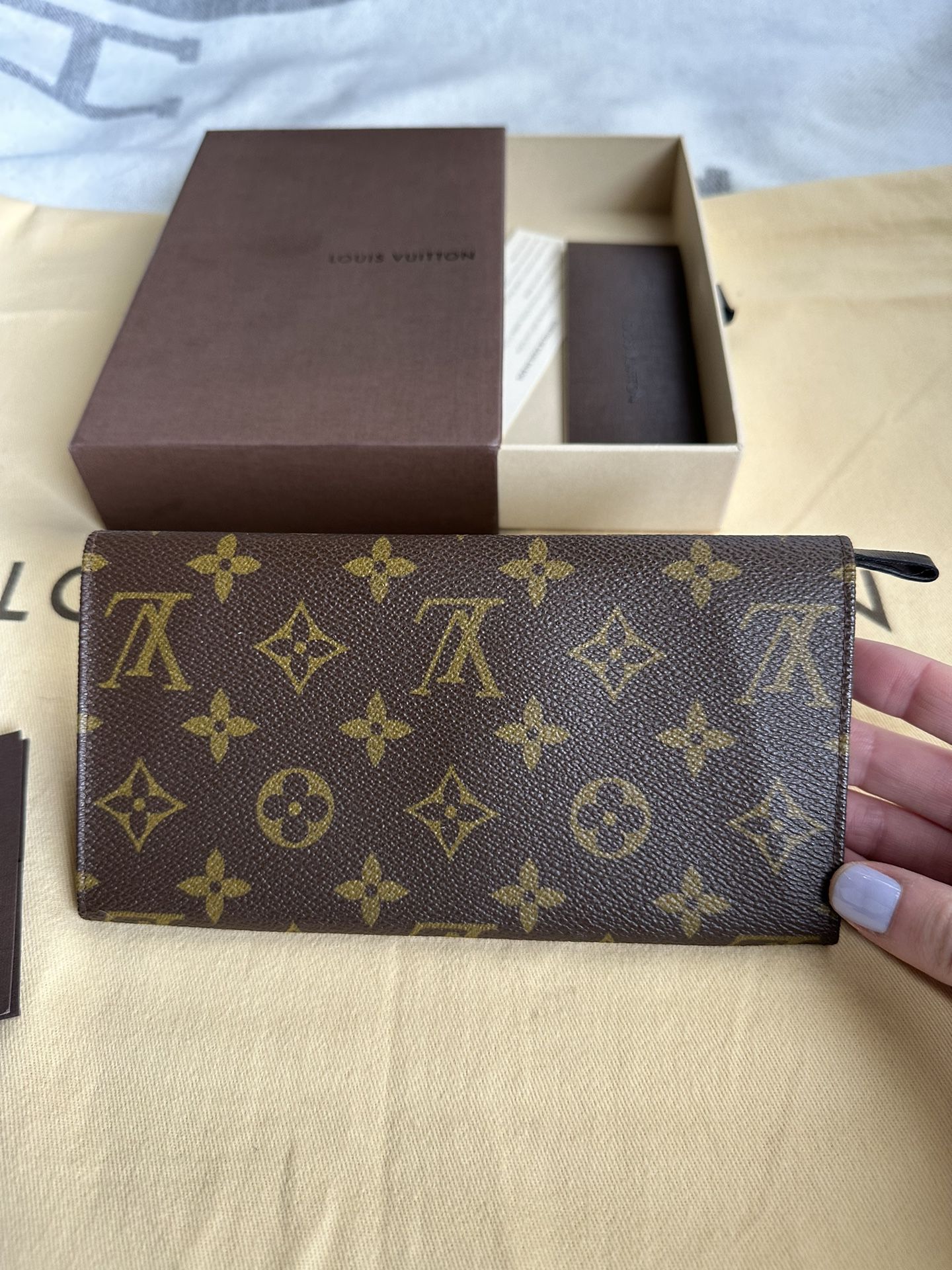 Louis Vuitton Neo Card Holder for Sale in Tempe, AZ - OfferUp
