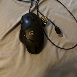 Logitech G402 Hyperion Fury Wired Gaming Mouse, 4,000 DPI, Lightweight, 8 Programmable Buttons, DPI Switch Button, Compatible with PC/Mac - Black