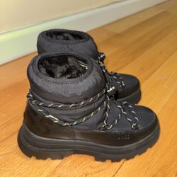 Boots Boss. Size 36. Absolutely New