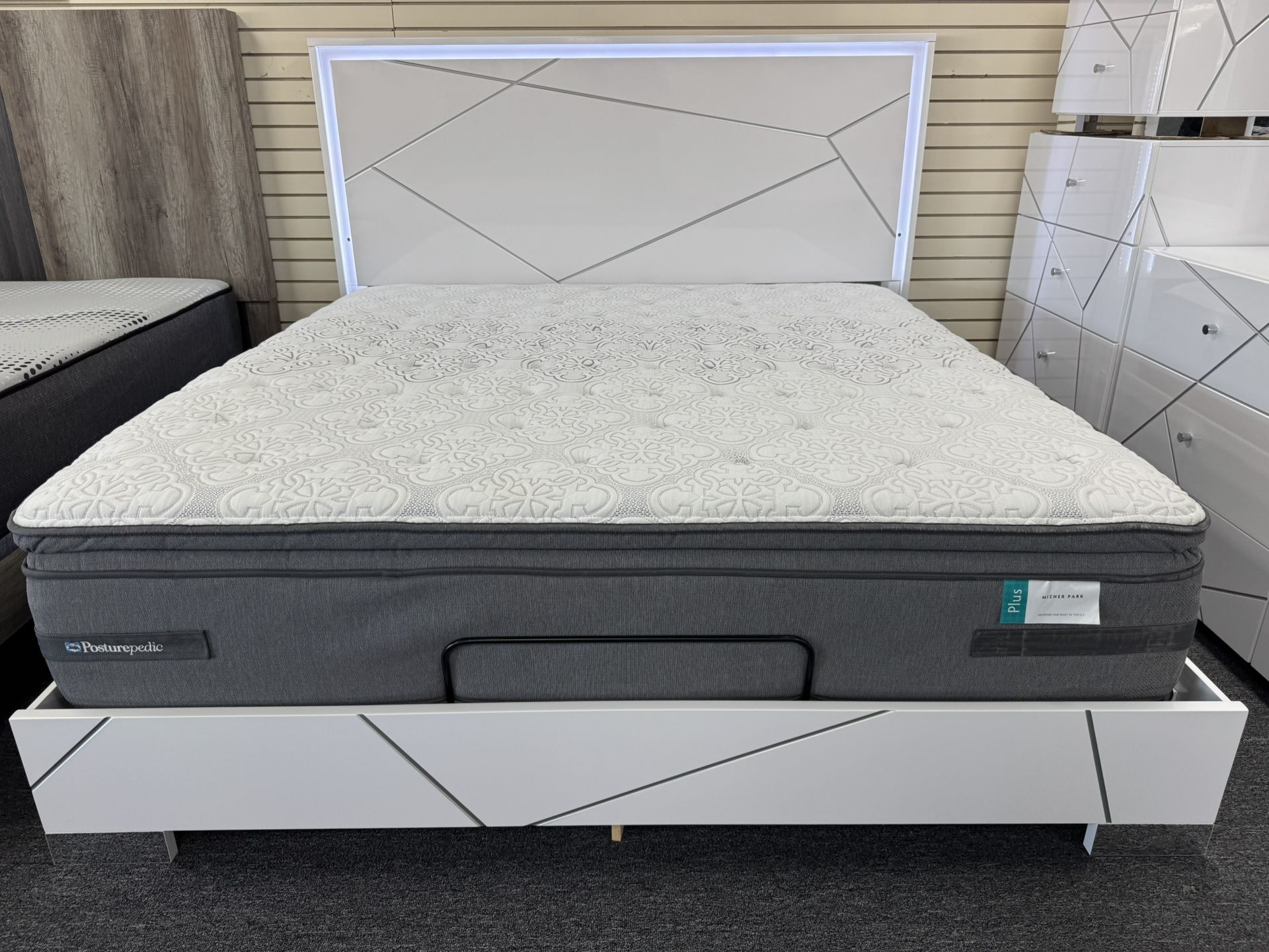 Sealy Posturepedic King Mattress. 🚚WE DELIVER🚚