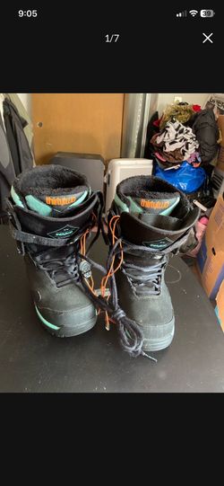LOW PRICE MOVING- $400 RETAIL SNOWBOARD BOOTS