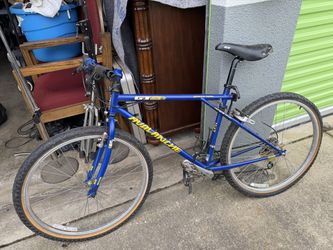 GT Avalanche Mountain Bike 26” Wheels Hardtail Triple Triangle Frame Shimano Blue