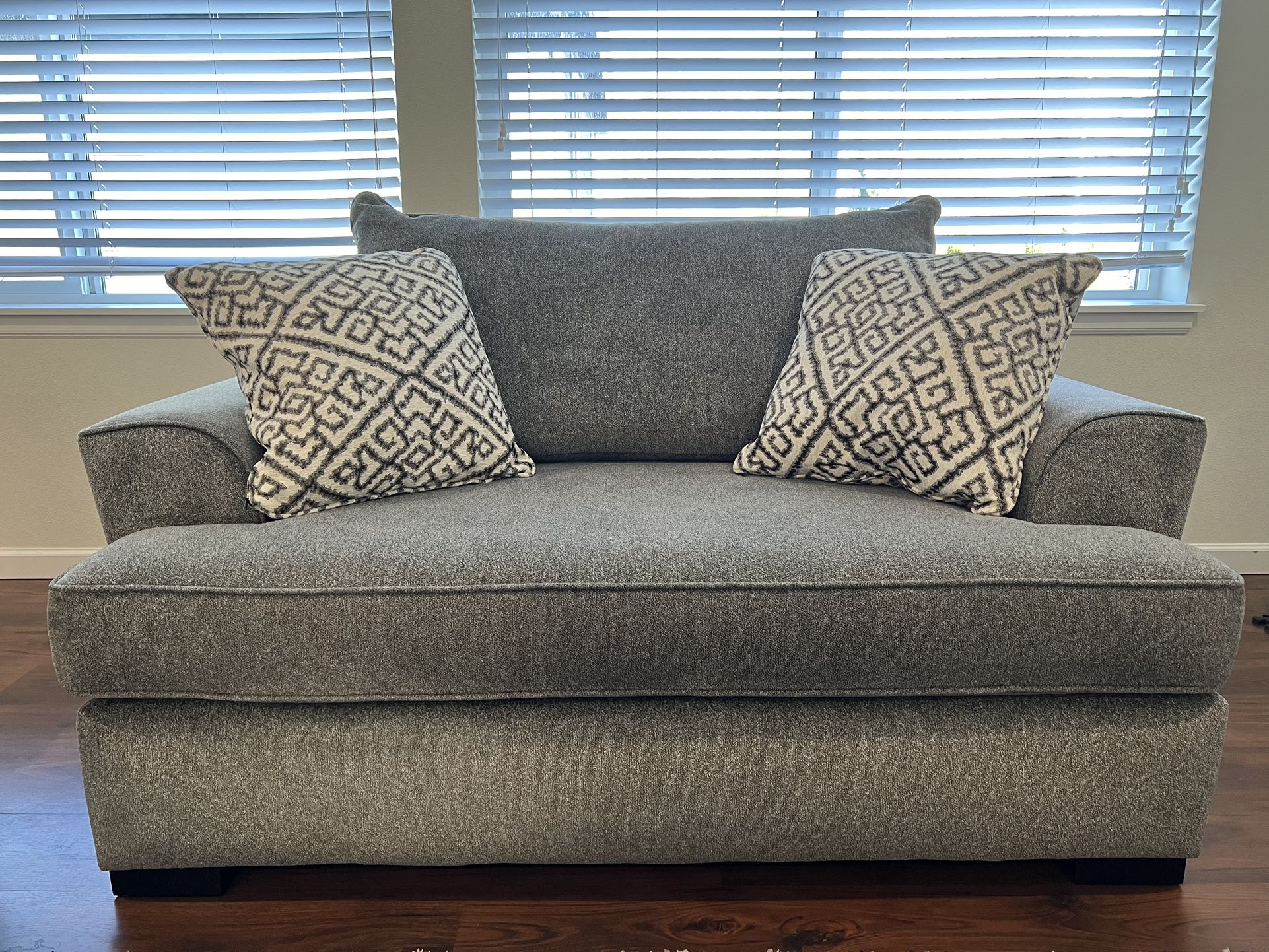 New Stanton Loveseat Sofa Couch Oversized Chair