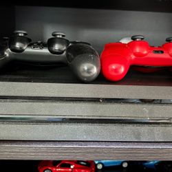 PS 4 Pro 1 TB + 2 Controllers  + 4 games