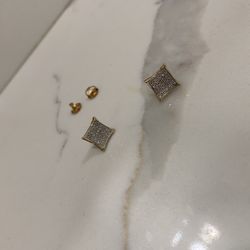 10k With Ds Diamond Earings 