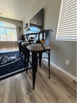 Bar stools. ( New)
