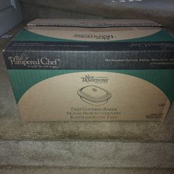 New Pampered Chef Deep Covered Baker 4 Quart #1321 Cranberry 