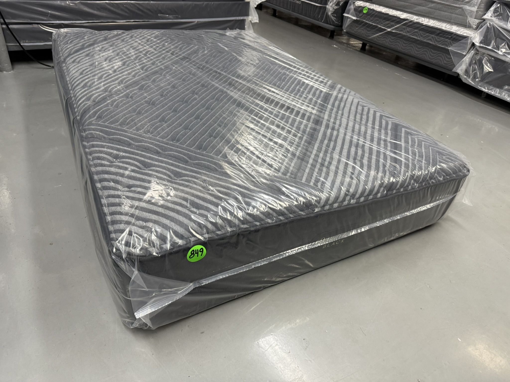 FULL SIZE SIMMONS BEAUTYREST BLACK SERIES 1 (EXTRA-FIRM) MATTRESS & BOX SPRING BED SET