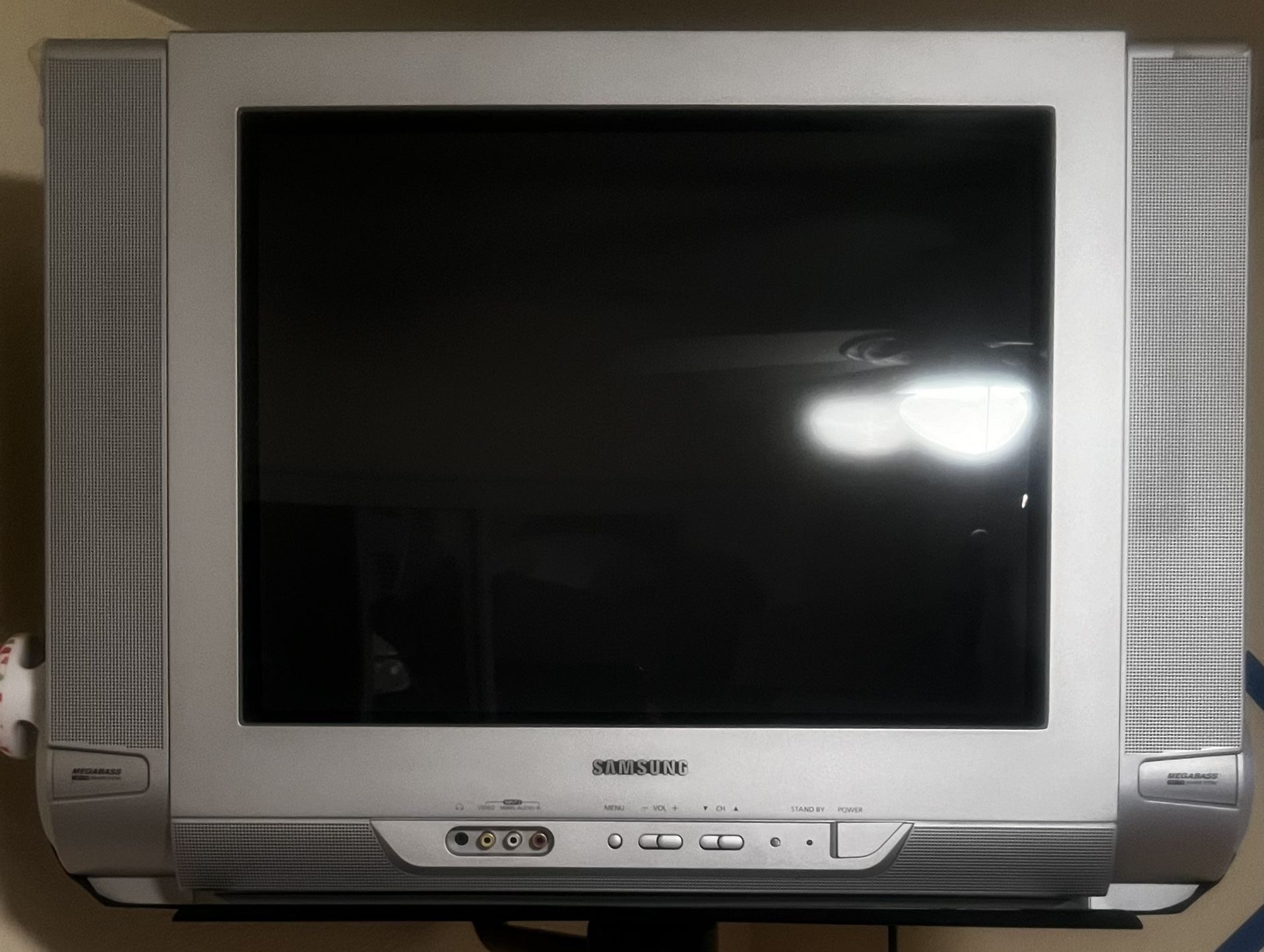 Retro Samsung 20” Flat-Tube TV with DynaSound in Silver
