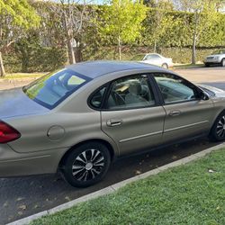 2004 Ford Taurus