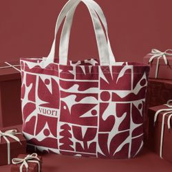 NEW  Limited Edition Holiday Pouch  & Vuori Tote 