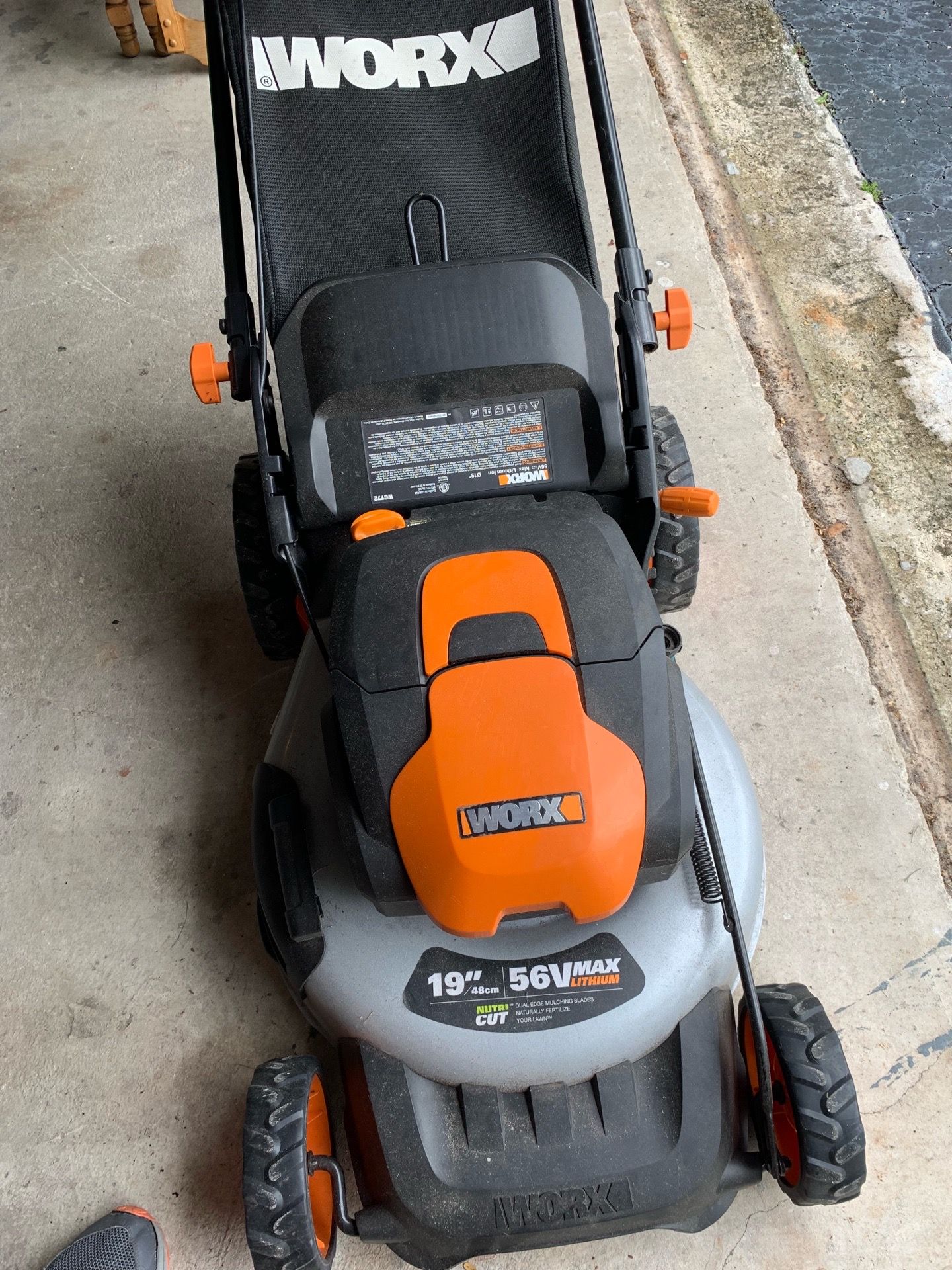 Like New Worx electric lawnmower 2 batteries
