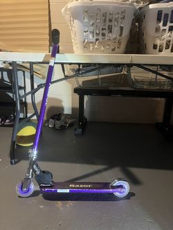 USED MANUAL RAZOR SCOOTER FOR A LITTLE GIRL