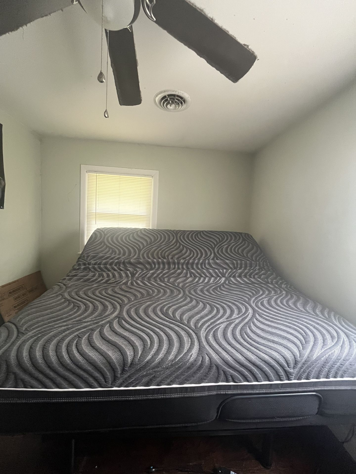 Massaging/ Adjustable Bed