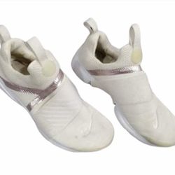 NIKE TENNIS SHOES SIZE 4Y