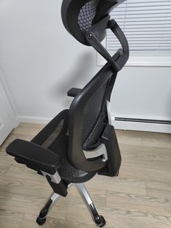 Staples Hyken chair ergonomic - like new