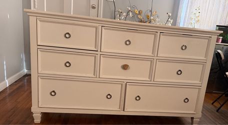Vintage Cream Wooden 8-Drawer Dresser