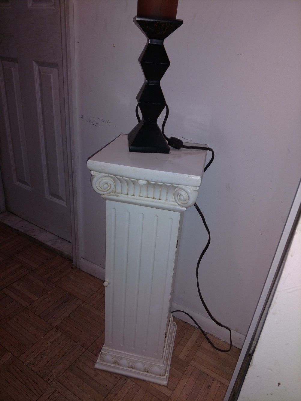 Beautiful pedestal cabinet..el precio es firme