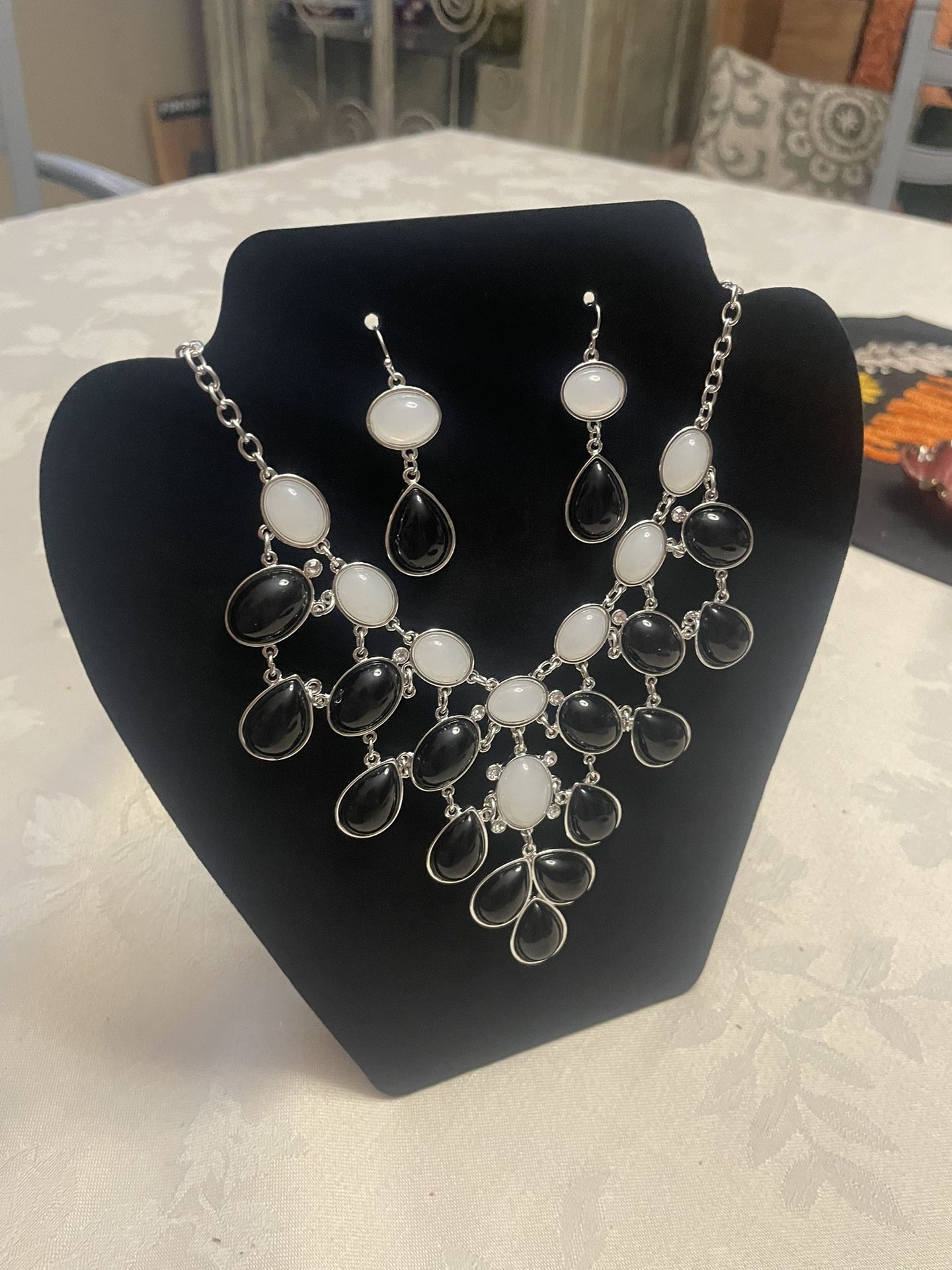 Black and White Jade Necklace w/Matching Earrings(New)