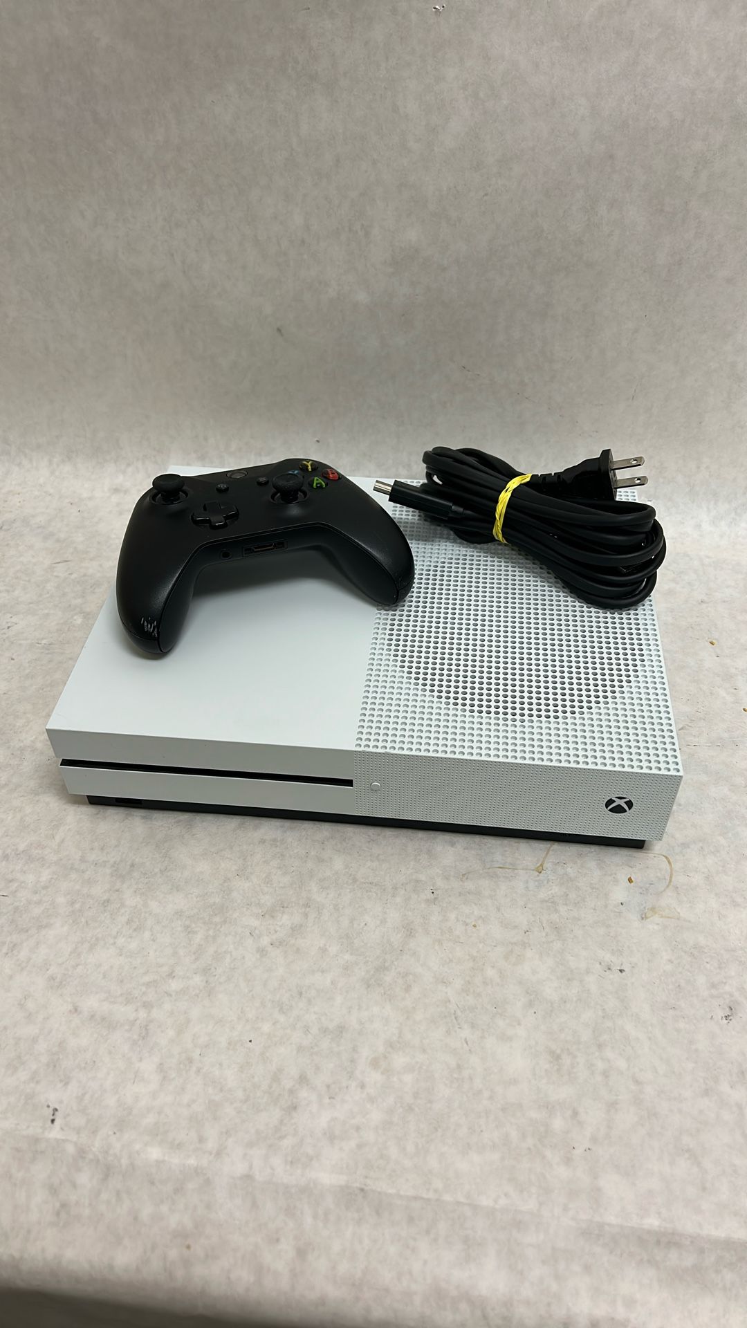 Xbox one S 500 GB controller, cord and HDMI