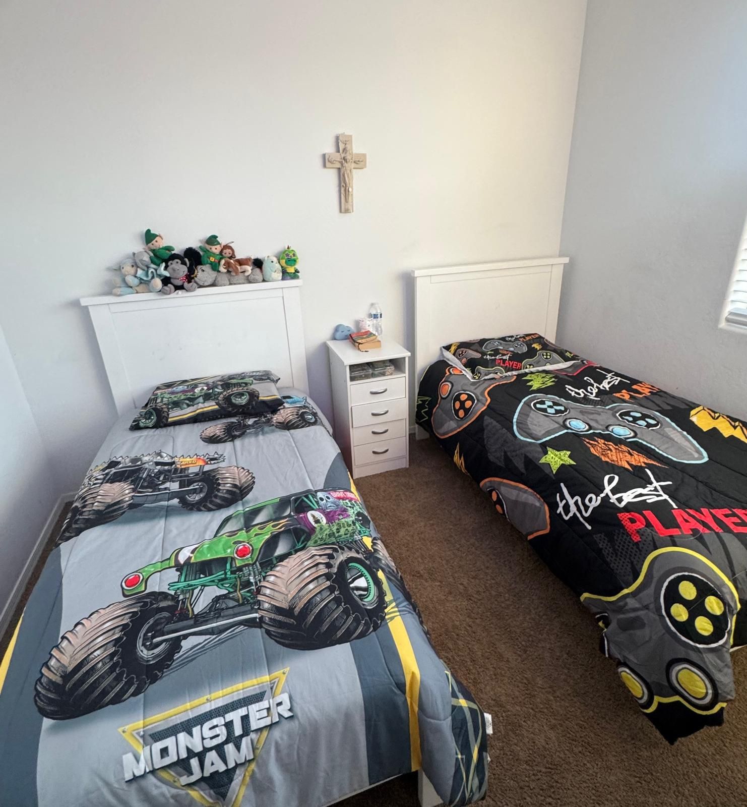 Twin Beds With Dresser And Mattresses