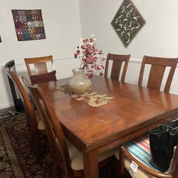 Dining Room With 6 Chairs.
