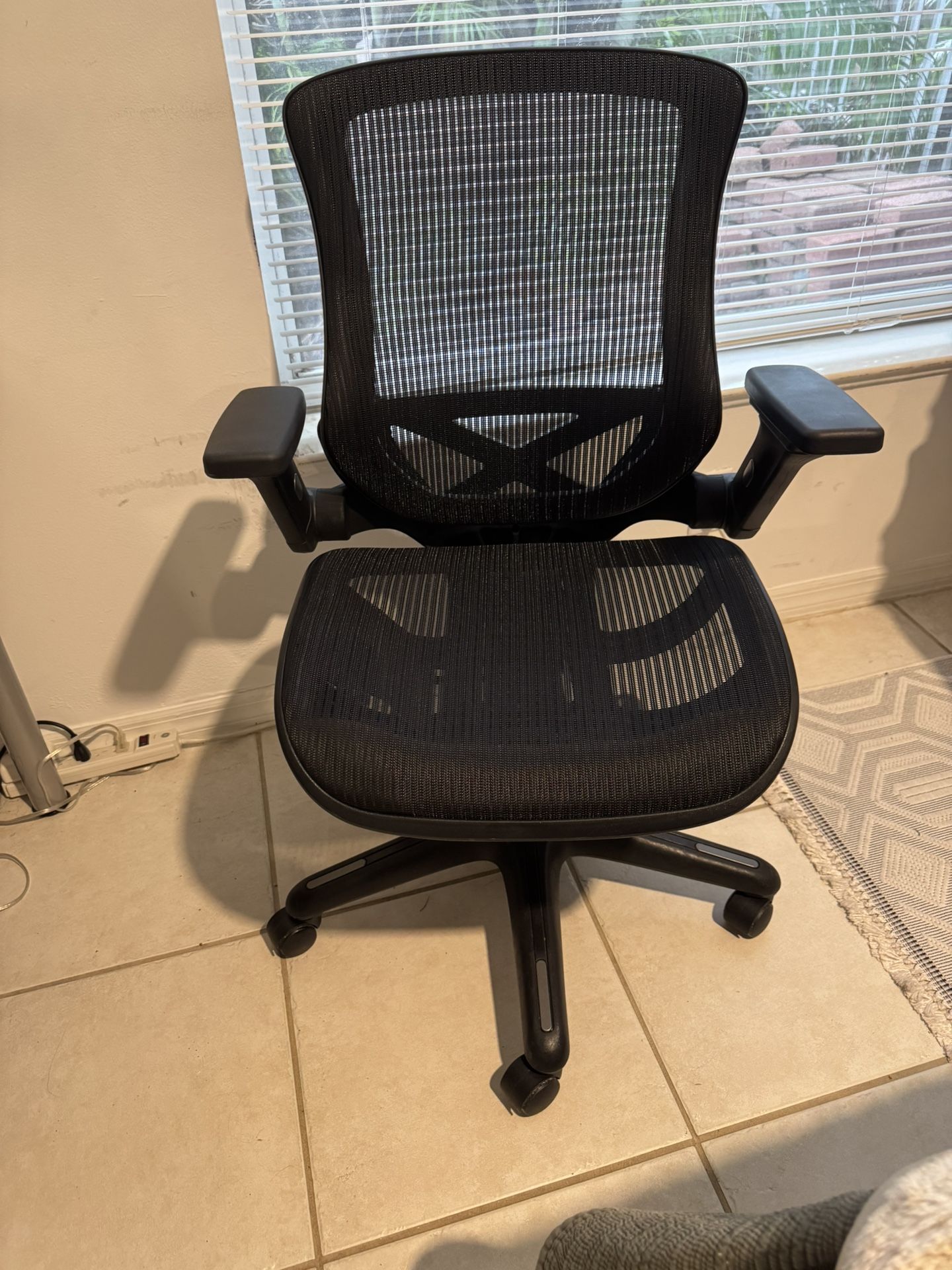 Black Ergonomic Office Chair – Adjustable Height & Armrests – Slight Tilt Back Support