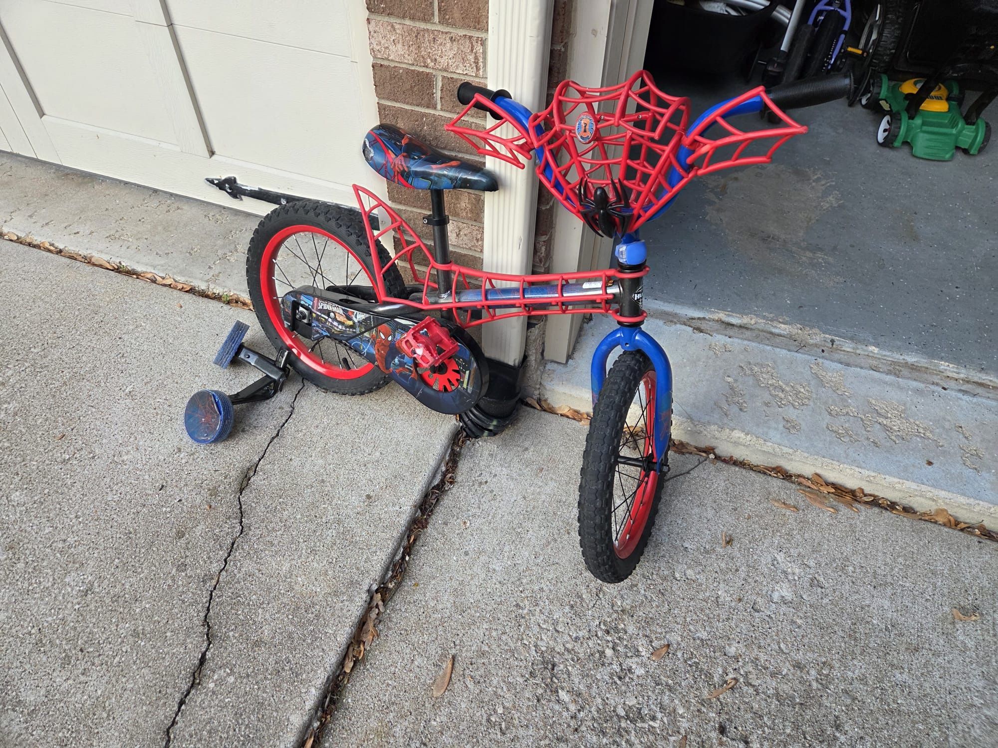 Huffy 16 Inch Marvel Amazing Spiderman Bike with Training Wheels