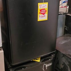 MAGIC CHEF HMBR265BE1 2.6 cu. ft. Mini Fridge