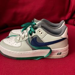 Nike Air .boys Size4 
