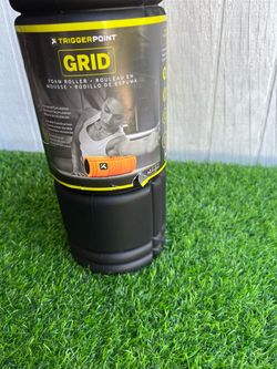 TriggerPoint GRID 1.0 es un rodillo de espuma de alta densidad de 13 pulgadas con un diseño tridimensional de superficie múltiple y un núcleo hueco rí