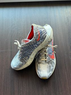 Like new woman shoes , size 9.5 first person that brings $20 take it price is firm Costa Mesa