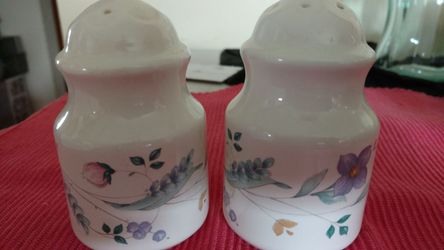 Vintage Pfaltzgraff April pattern salt and pepper shakers