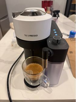 De'Longhi Nespresso ENV300W Capsule Coffee Machine, Milk Frother, White/Black