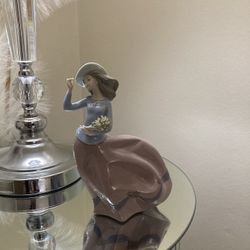 Lladro #5590 "1988 Spring Breeze” Fine Porcelain Hand Painted Figurine