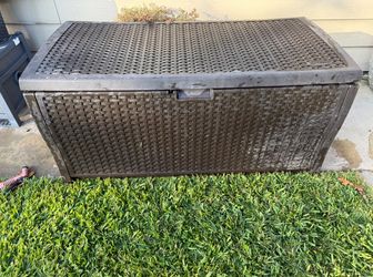SUNCAST DECK BOX OUTDOOR STORAGE *READ ALL*