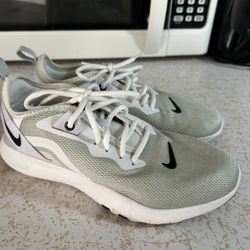 Women’s Nikes Size 6