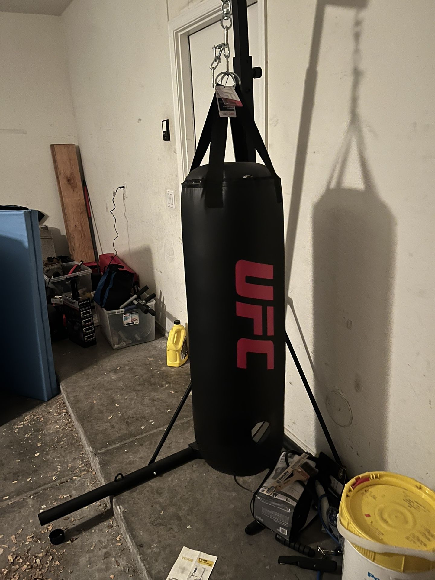 150Ib Heavy Bag Barely Used W/ Stand and Gloves