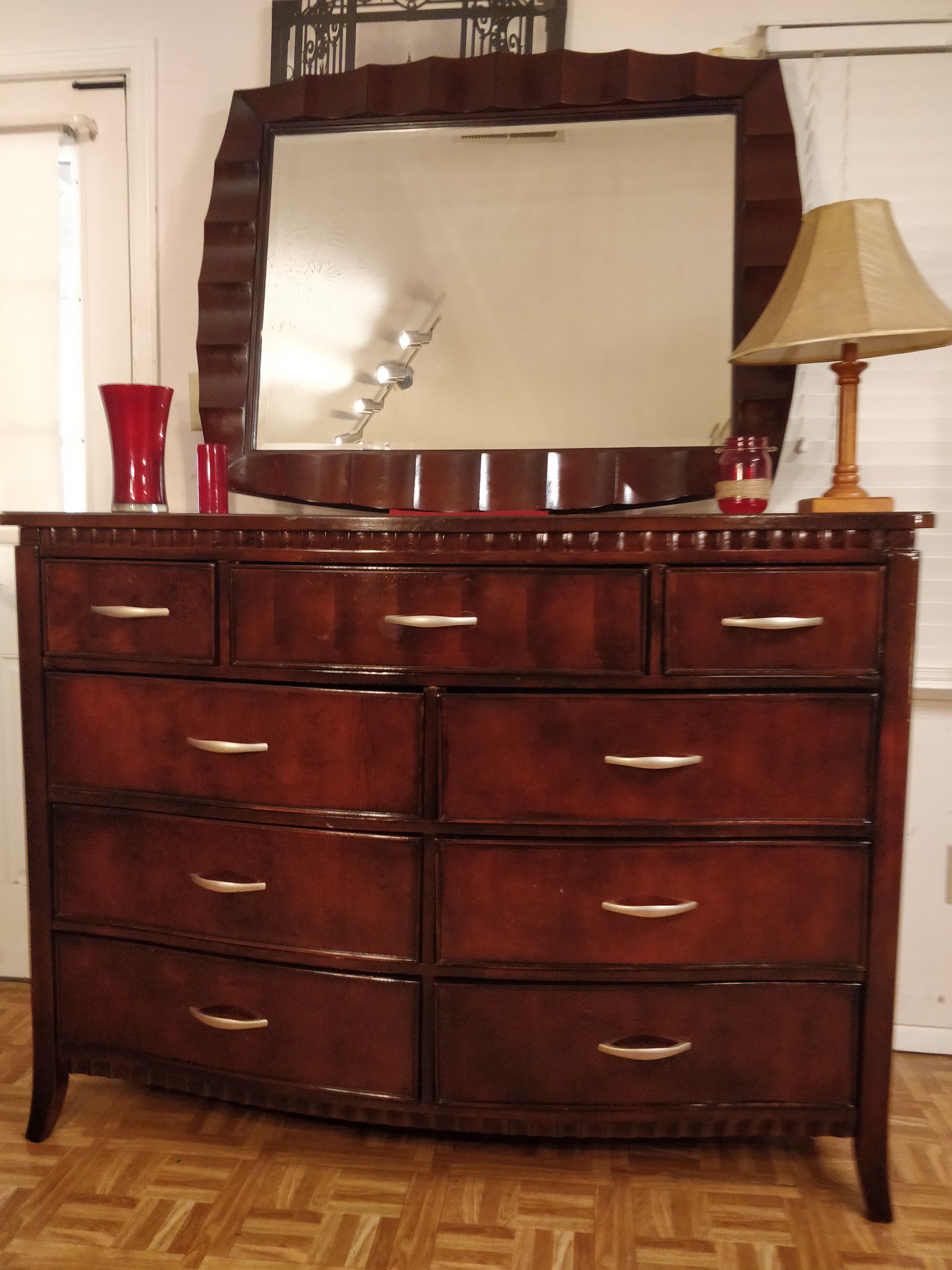 Like new modern solid wood big AMERICAN SIGNATURE dresser/ TV stand with mirror and 9 drawers in great condition, a
