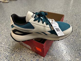 New Reebok Unisex size m7.5 w9