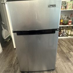 Magic Chef 3.1-cu. ft. Mini Refrigerator with Top Freezer in Stainless Look 