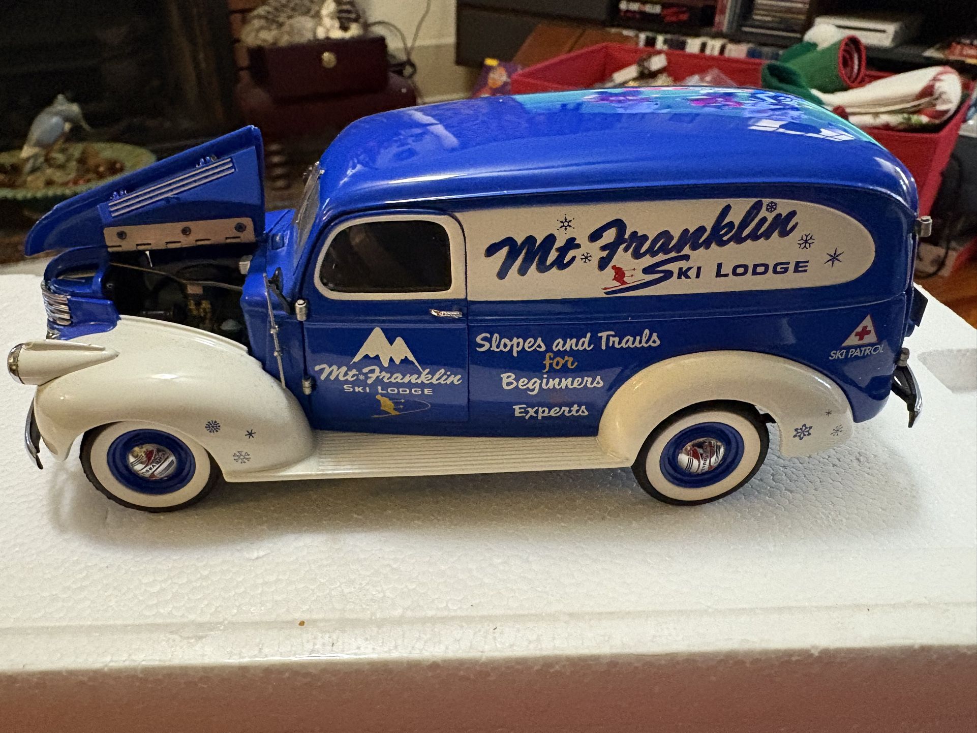 Franklin Mint 1946 Chevrolet Panel Ski Lodge Light Duty Truck